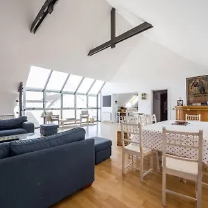 https://grande-maison-en-plein-coeur-du-bourg-au-calme-avec.inbrittany.com